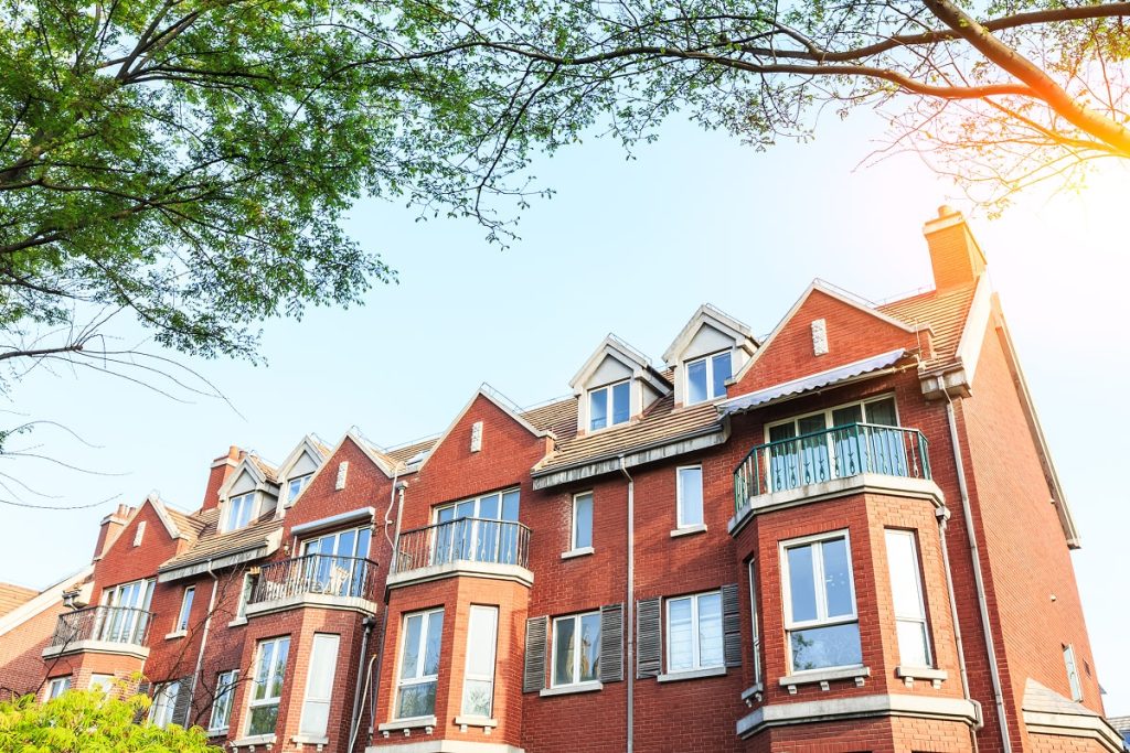 Luxury townhouse owner bound by restrictive covenant, must remove new windows